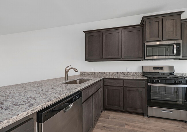 Photo - 940 Cawthorne Trl