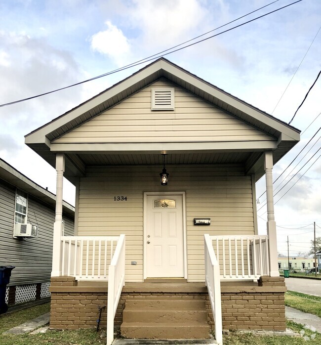 Building Photo - 1334 Monroe St Rental