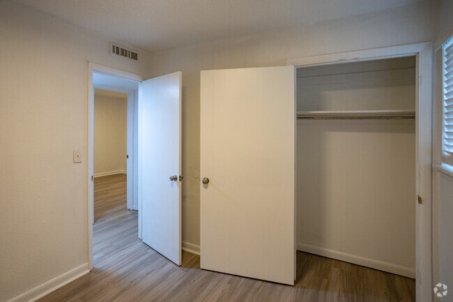 3BR, 1BA - 950SF - Midpoint on Wilshire