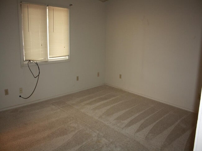 Photo - Duplex Conveniently Located Next to the Elementary, Jr. High & Park!