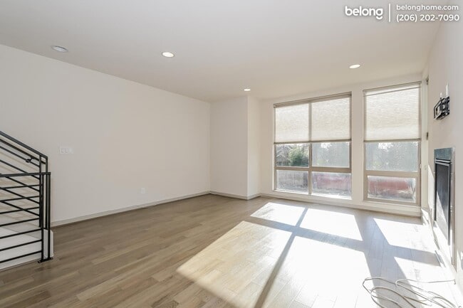 Photo - 504 N 105th St