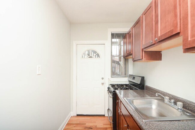 735 W Barry Ave Unit N2