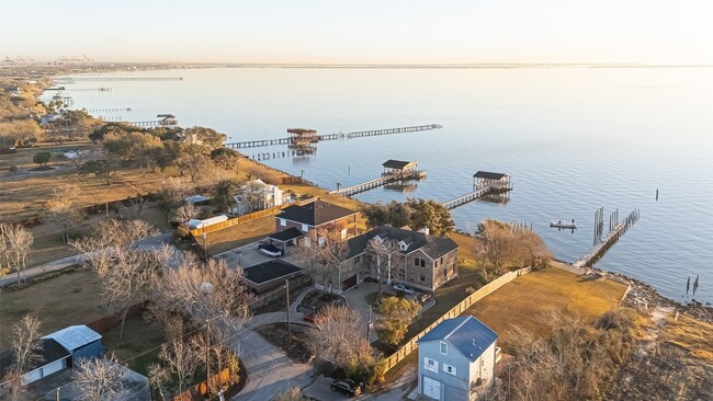 Building Photo - 2011 Crescent Dr