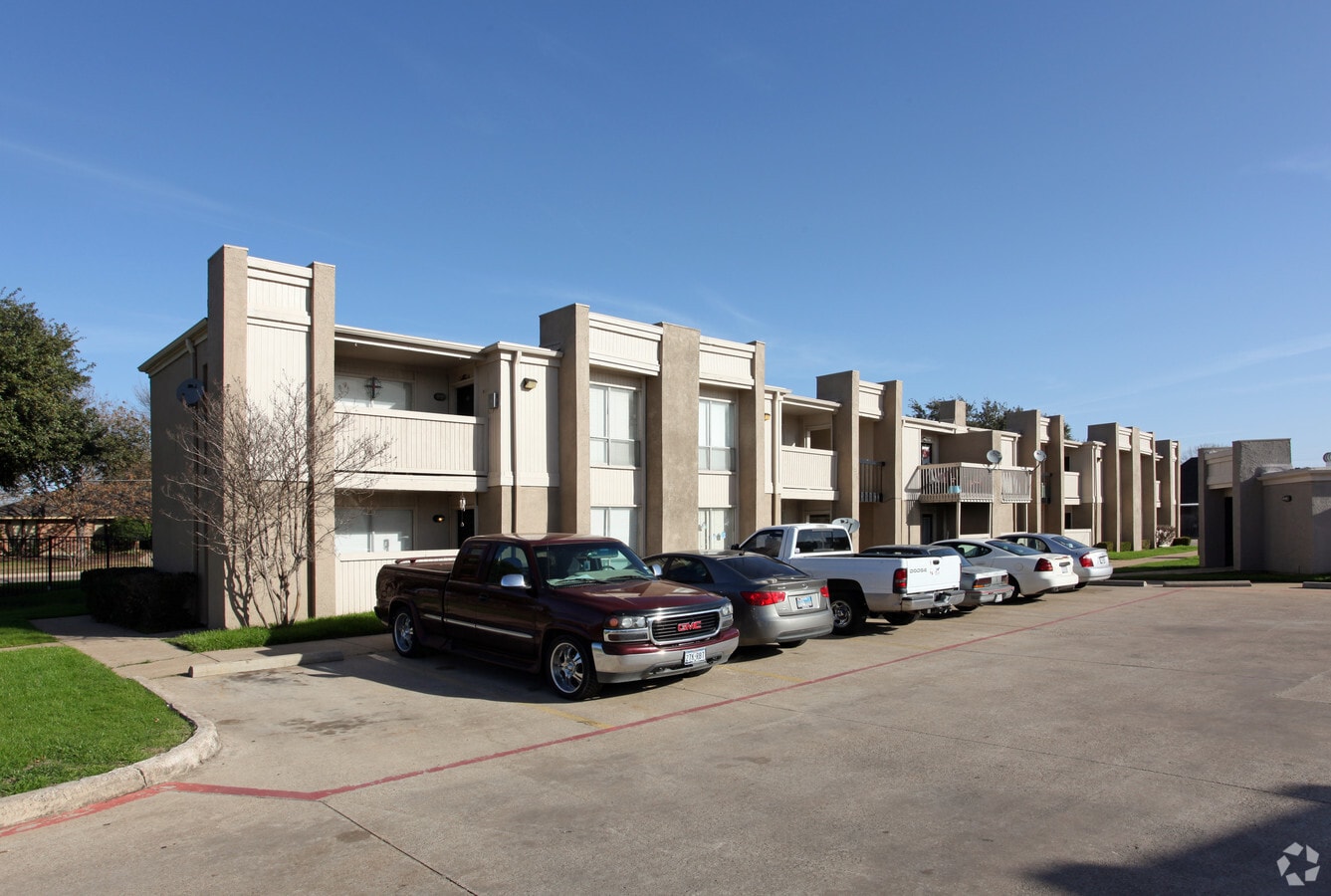 Colonial Place - Colonial Place Apartments