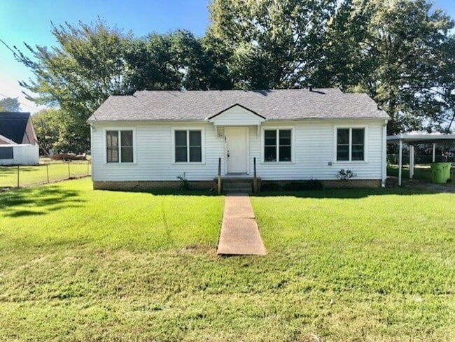 Building Photo - $500 OFF MOVE IN SPECIAL-DESIRABLE BENTON-...