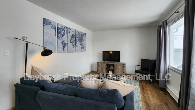 Photo - 525 7th Ave E