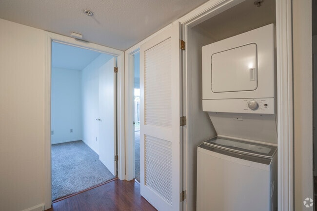 2BR, 1BA - 870 SF - Laundry