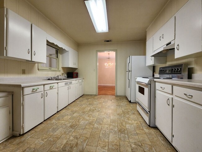 707 W Ave J