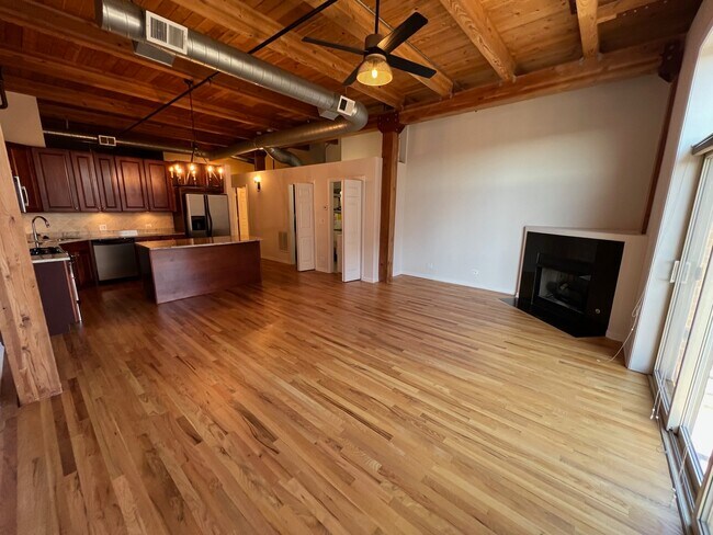 Photo - 2806 N Oakley Ave Unit 408