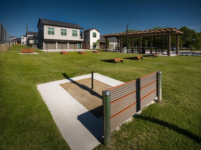 Área de juegos al aire libre con herraduras, cornhole y pickeball - parcHAUS at Paloma Creek