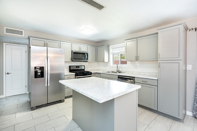 Photo - Greeat Single family home in Tempe! Close to ASU!