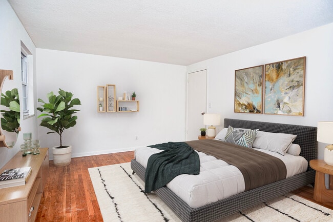 Photo - 105 E Barnes Ave