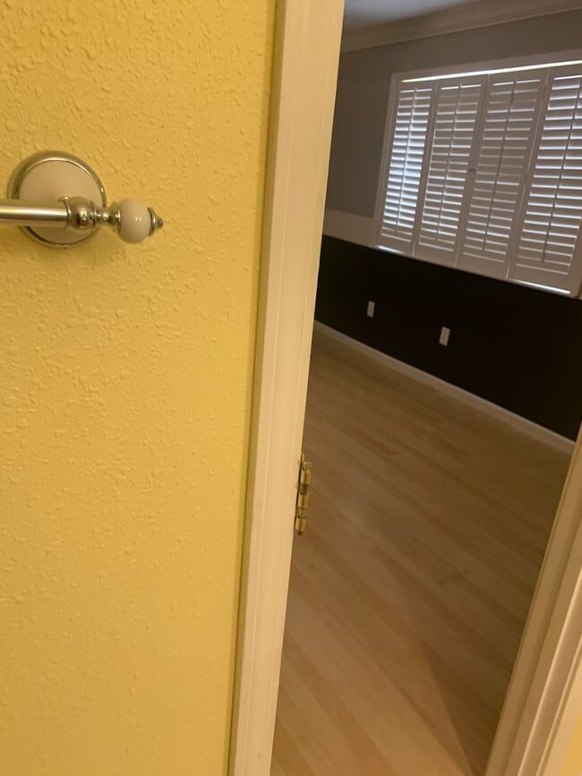 Building Photo - Beautiful Move in Ready 3 bedroom 2 bath home in Established neighborhood