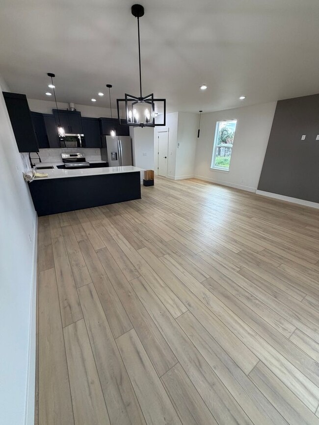 300 Seven Oaks Ln