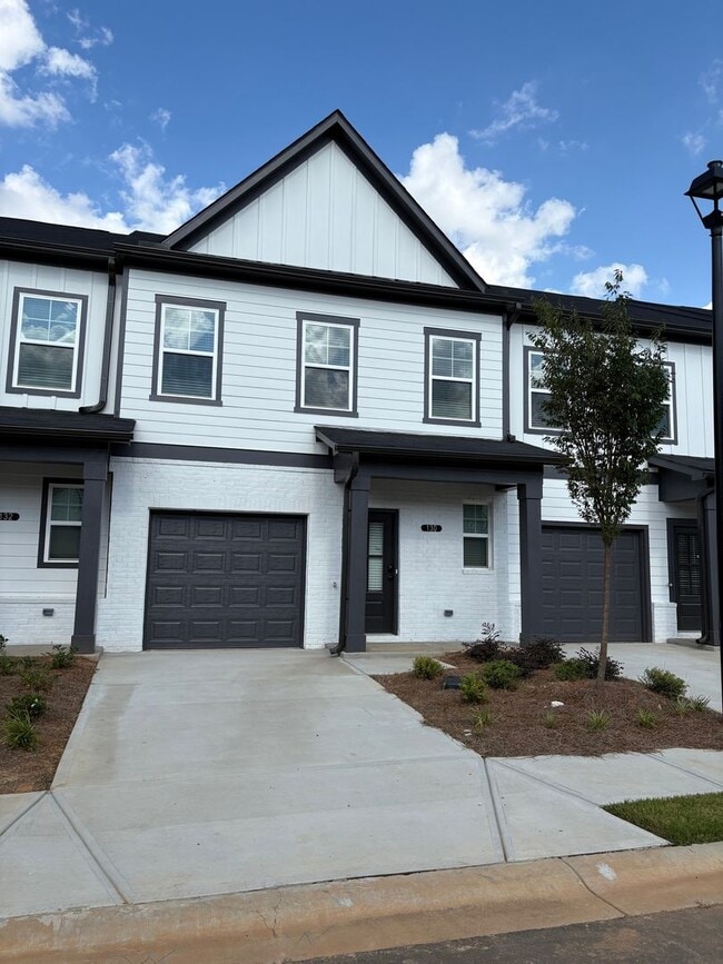 Building Photo - Charming 3BR Townhome in Adairsville