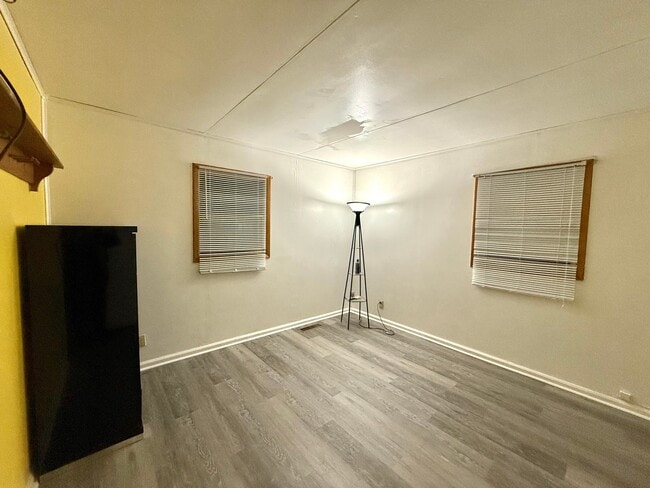 Building Photo - 246 Schilling St