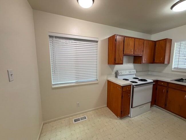 Photo - 744-746 E 200 N