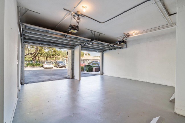 B2 Marseille - Townhouse 2 Beds 2 Baths 2 Car Garage