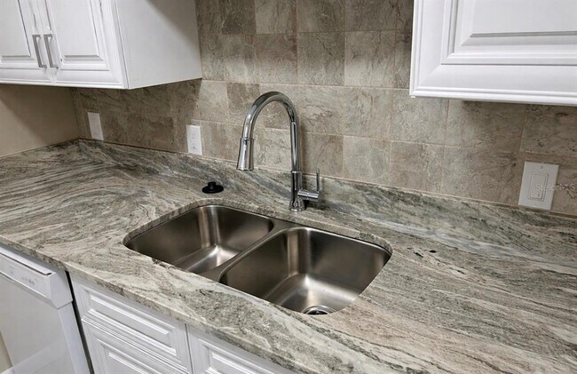 Photo - 2319 W Bristol Ave Unidad 103