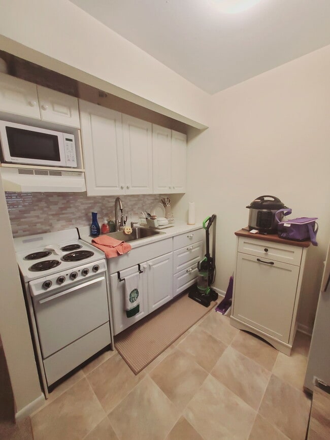 Building Photo - 960 Hope St Unit 2