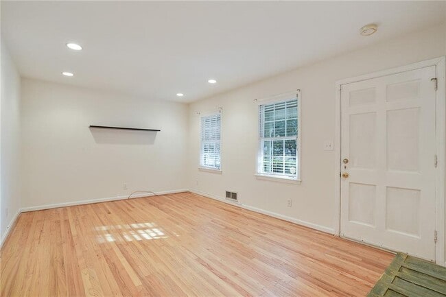 Photo - 2476 Woodside Way