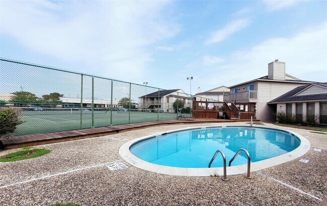 Building Photo - 3919 Fairmont Pkwy Unit 148