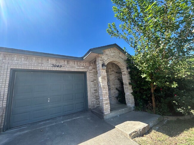 Building Photo - 3/2/1  NO Carpet / Ceramic Tile & Vinyl Pl... Rental