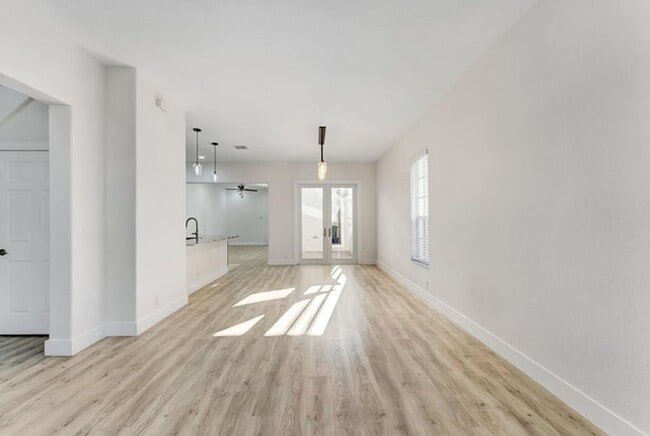 Photo - 406 NW 25th Ave