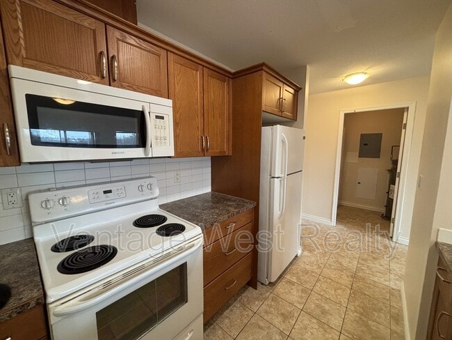 Photo - 598-598 Sutherland Ave