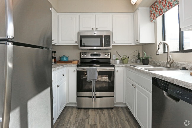 1BR, 1BA - Laguna 619 SF