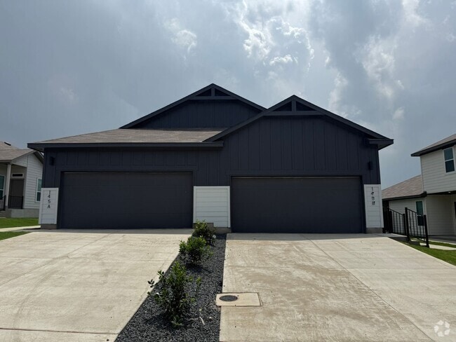 Building Photo - Brand New Buda Luxury Duplex Rental
