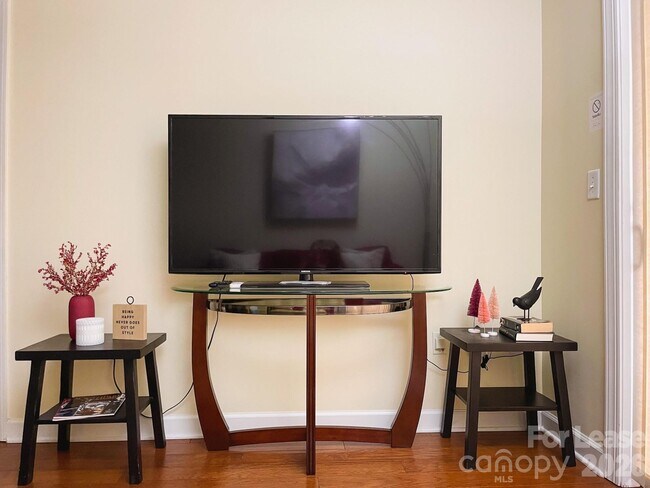 Photo - 718 W Trade St Unidad 210