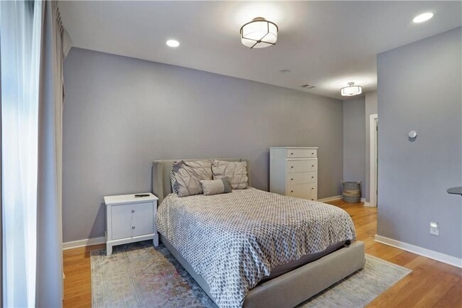 Photo - 472 Martin St SE