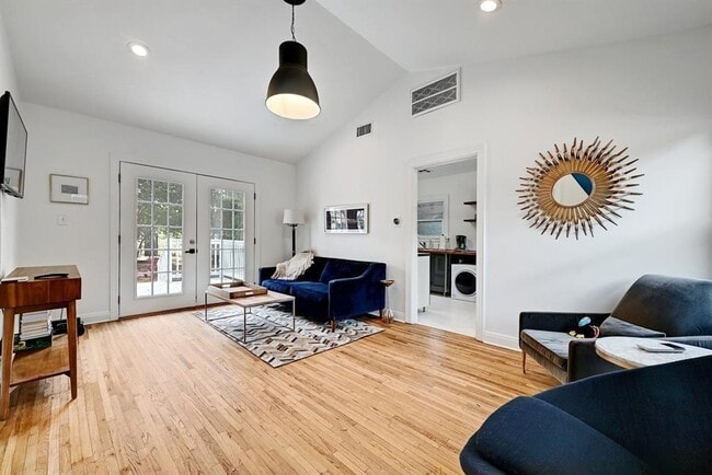 Photo - 2943 Higgins St