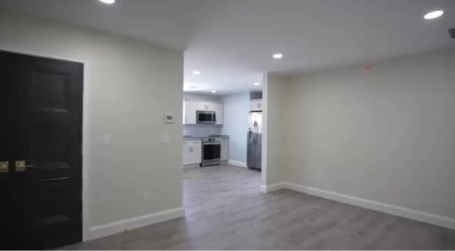 Building Photo - 1047 W County St Unit 2