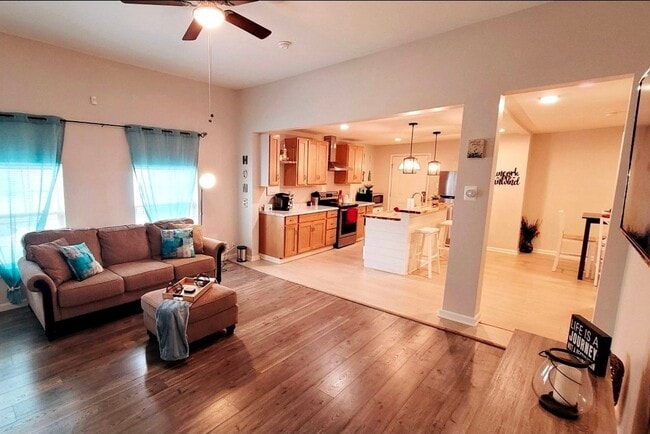 Photo - 1145 Bates St
