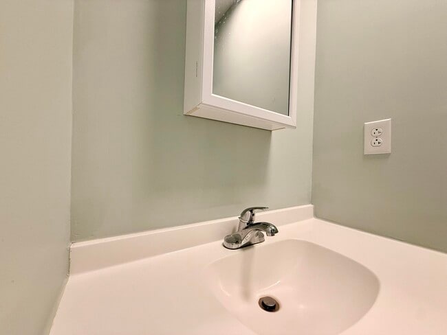 Photo - 250-264-264 Hycliff St