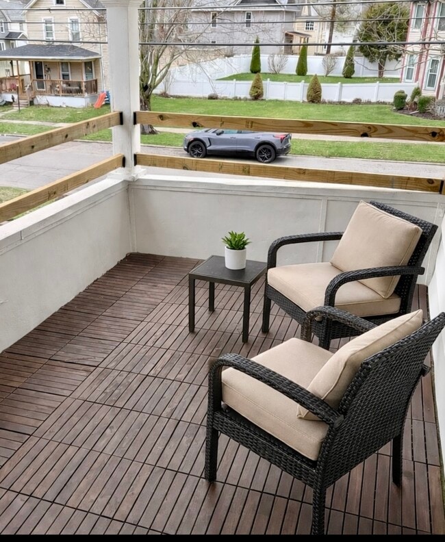 Building Photo - 611 W Henley St Unit Furnished Modern 3 Bedroom