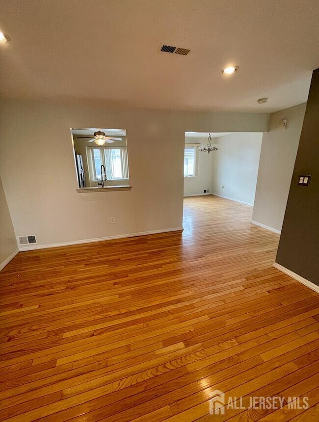 Photo - 410 Johnstone St