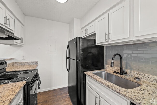2BR, 1BA - 776SF - Kitchen