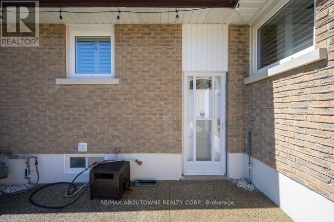 Photo - 2444 Woburn Crescent