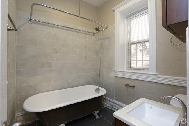 2BR, 1BA - 1200 SF