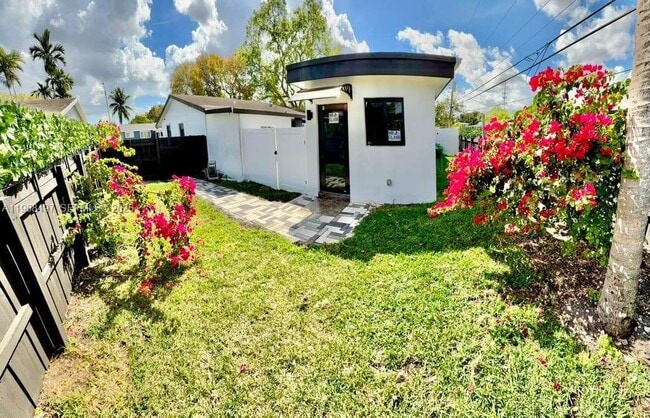 Building Photo - 1710 SW 99th Terrace Unit 02