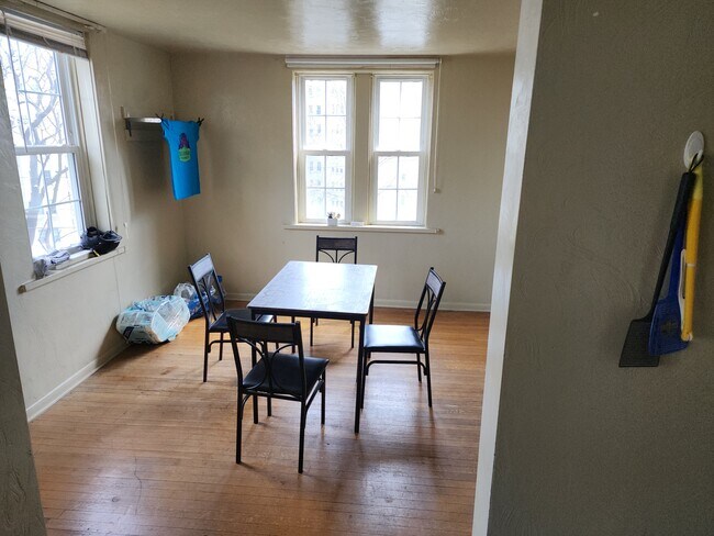 Sun Room - 4349 Andover Ter