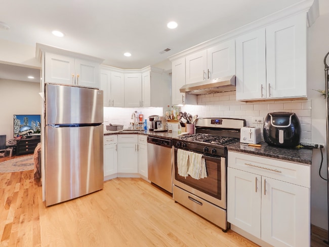 Photo - 2425 N Greenview Ave Apartment