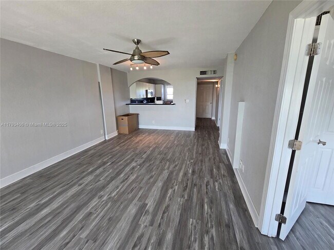 Photo - 119 Royal Pk Dr Unidad 4C Rental