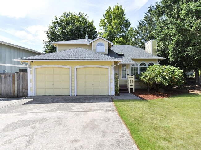 Sunny and Bright 3 Bdrm 2.5 Bath on West H... - Sunny and Bright 3 Bdrm 2.5 Bath on West H... House
