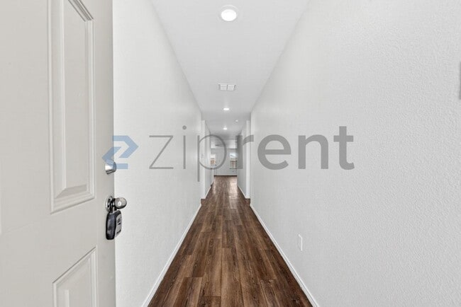 Photo - 900 Wildflower St