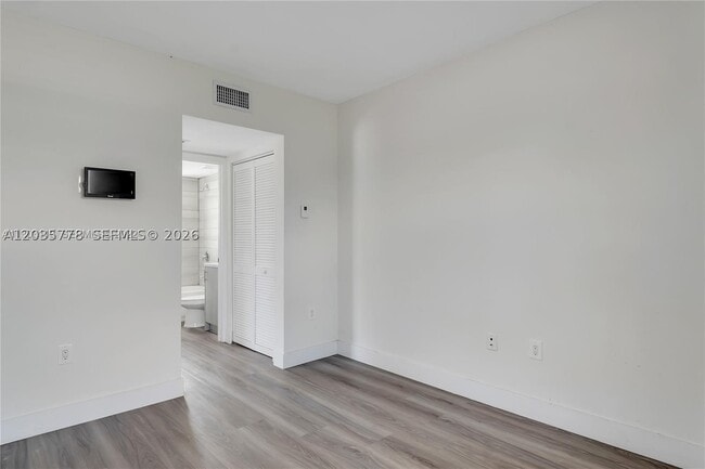 Building Photo - 1710 NW 1st Ave Unit 15