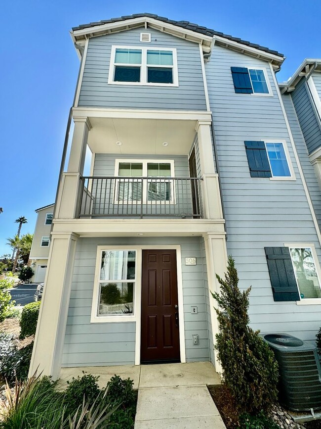 Spacious 3-Bed, 2-Bath 3-Story Townhome in... - Spacious 3-Bed, 2-Bath 3-Story Townhome in...